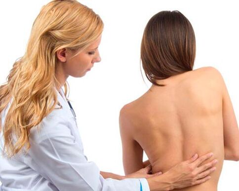 O doutor examina a parte traseira para detectar dor lumbar